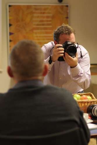 Kim Skovsby fotograferer for at give konkrete eksempler på det han underviser i.