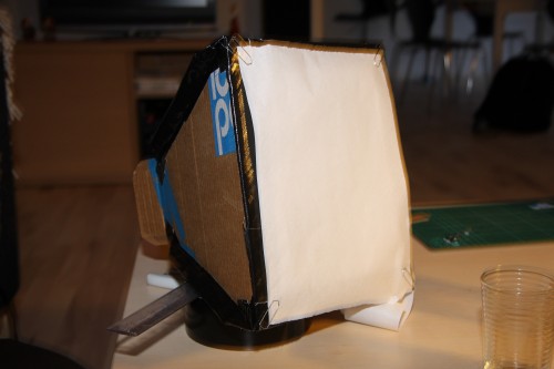 Den færdige gør det selv softbox med bagepapir.