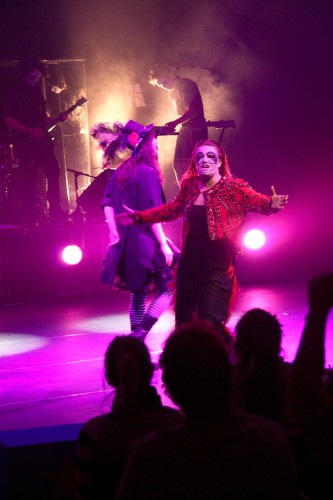 Cirkus ved verdens ende - Let me entertain you