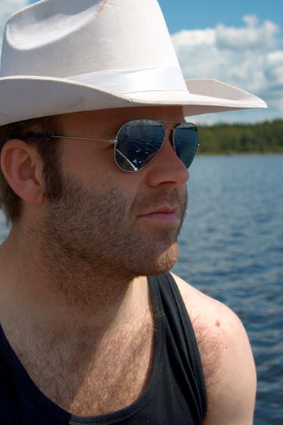 Joakim nyder solen på en rolig svensk sø.