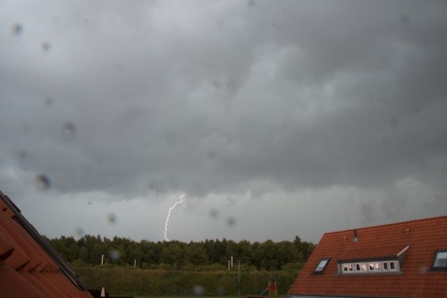Et lille lyn ude i horisonten.